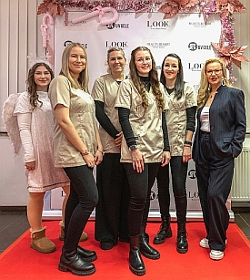 Nicole Simon (ganz rechts) mit ihrem Team; Rechte: Nicole Simon