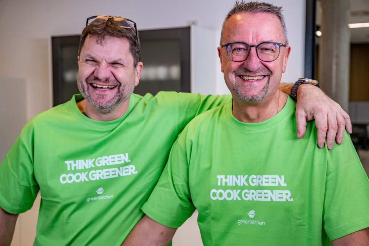 Gründer Markus Schwinge (links) und Dr. Alexander Granderath freuen sich über die Auszeichnung. (© Value for Generations GmbH)
