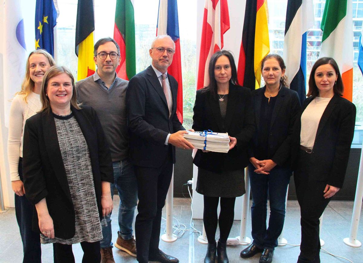 EMA-Delegation (links) übernimmt die Unterschriften von ECEAE-Delegation. (© ECEAE)