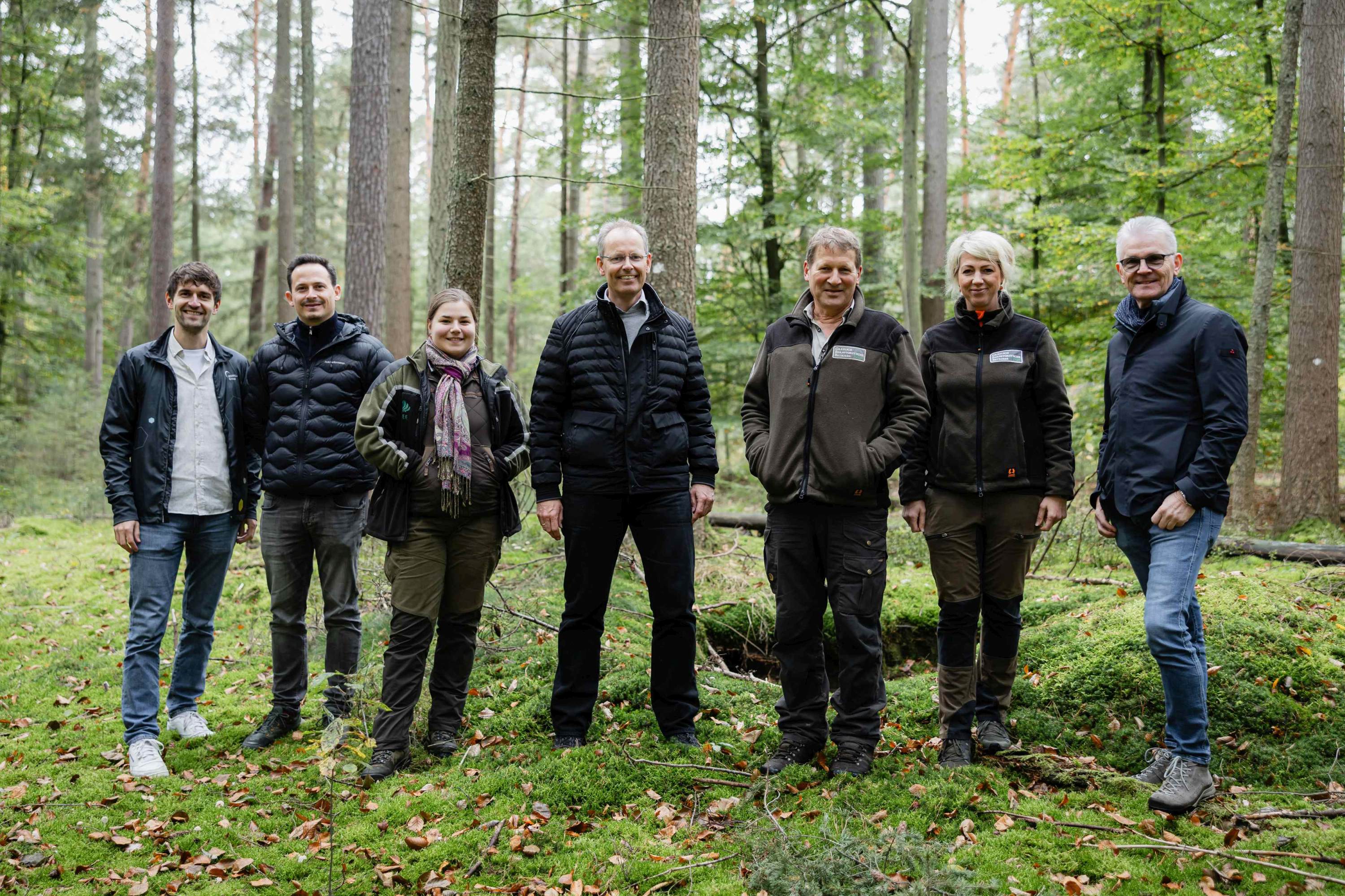 Die Wertgarantie-Vorstände Udo Buermeyer (Mitte) und Konrad Lehmann (r.) informieren sich vor Ort. (Die Bildrechte liegen bei dem Verfasser der Mitteilung.)
