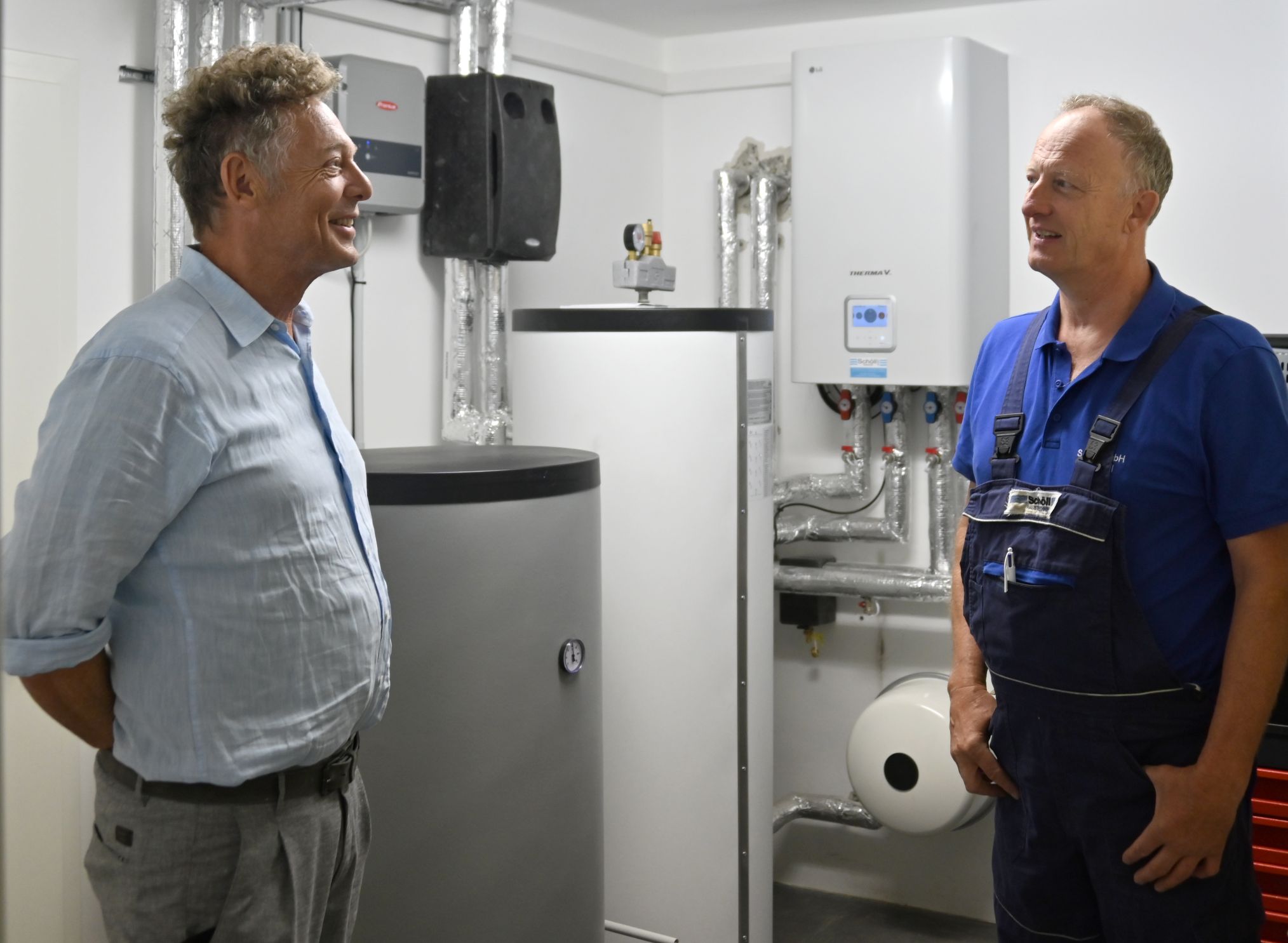Neben seiner neuen Anlage: Architekt Hans-Ulrich Günther (links) mit dem Heizungsbauer Rolf Schöll (Bildquelle: Reisser)