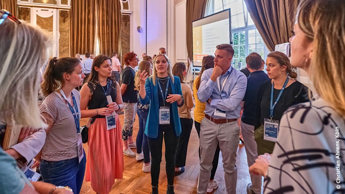 Teilnehmerinnen und Teilnehmer im Workshop (© Christian Ahrens, Köln (ehem. Ahrens + Steinbach Projekte))