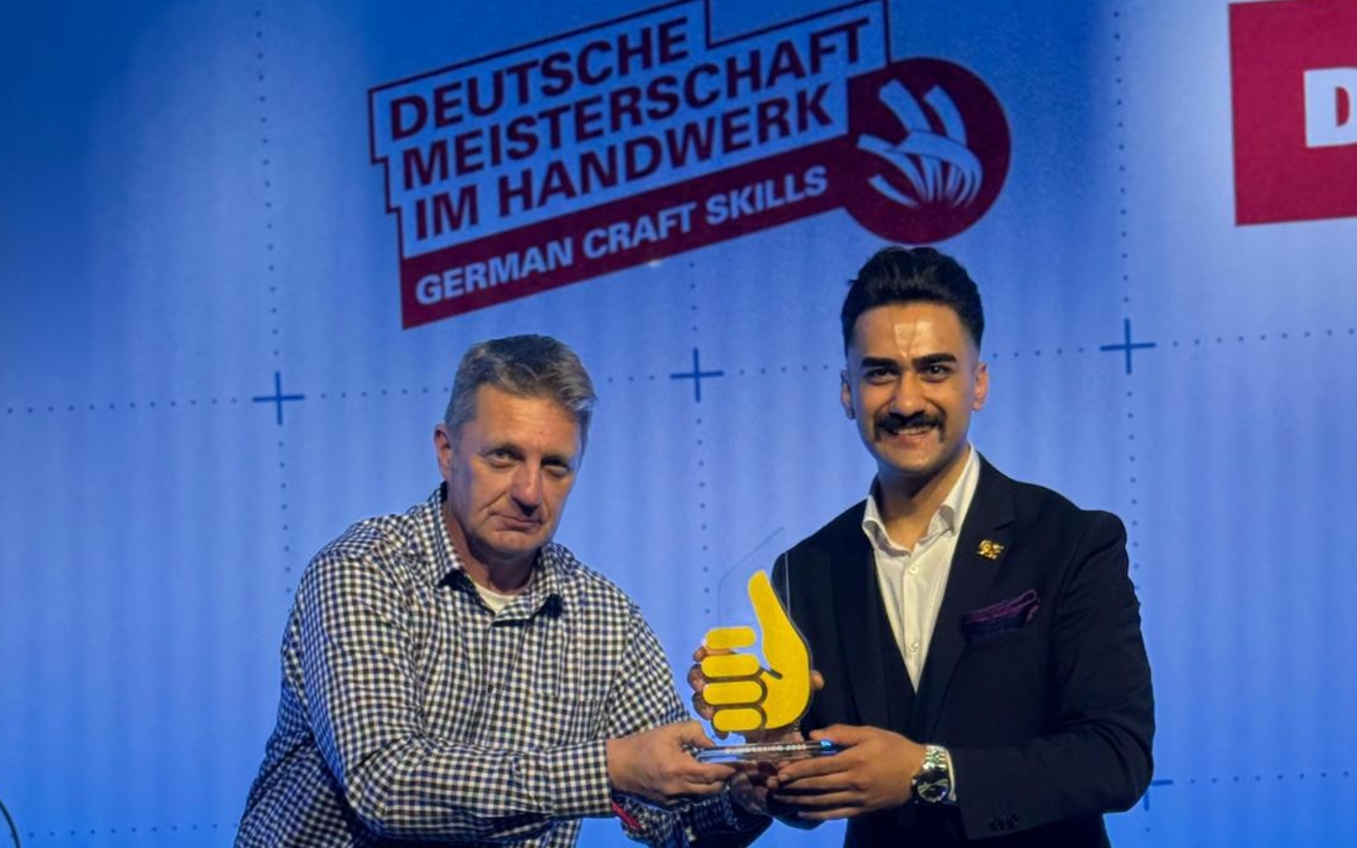 Bundessieger im Behälter- und Apparatebau, Davood Nia Rashid (r.), und Ausbilder Marek Mayer.