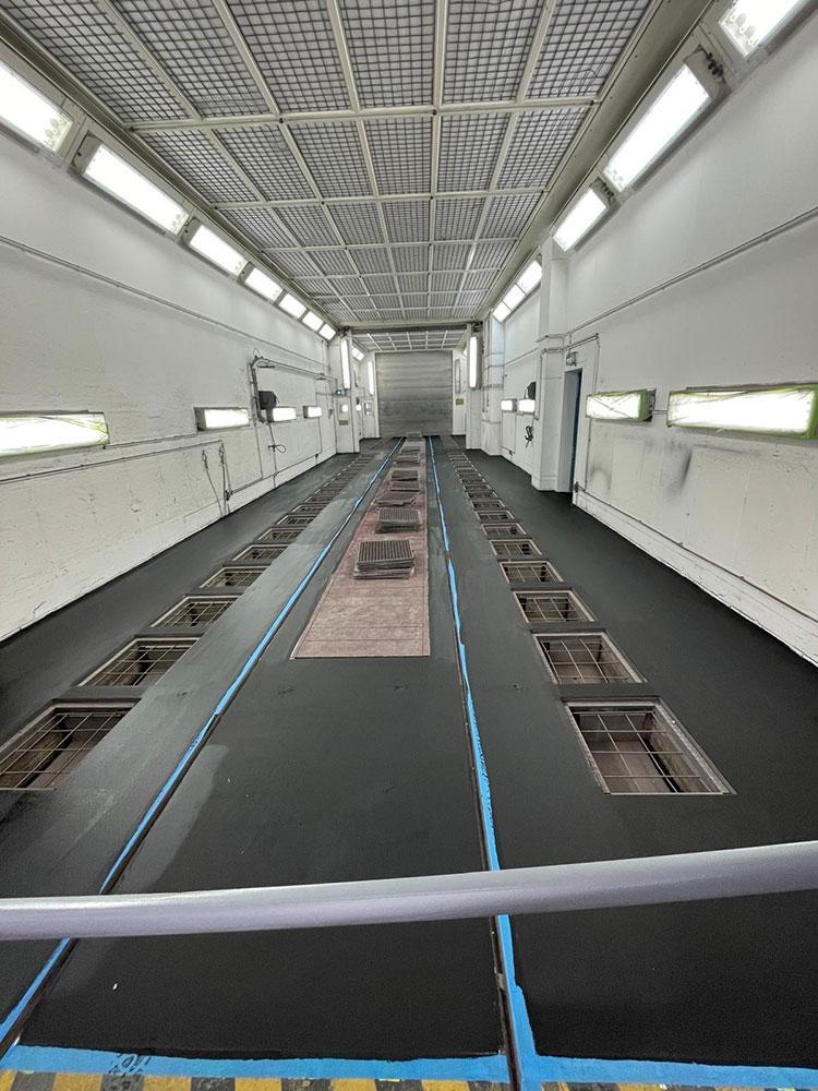 Schwarze Leitschicht auf Kupferbändern als Basis für die ableitfähige Hartkornbeschichtung (Die Bildrechte liegen bei dem Verfasser der Mitteilung.)