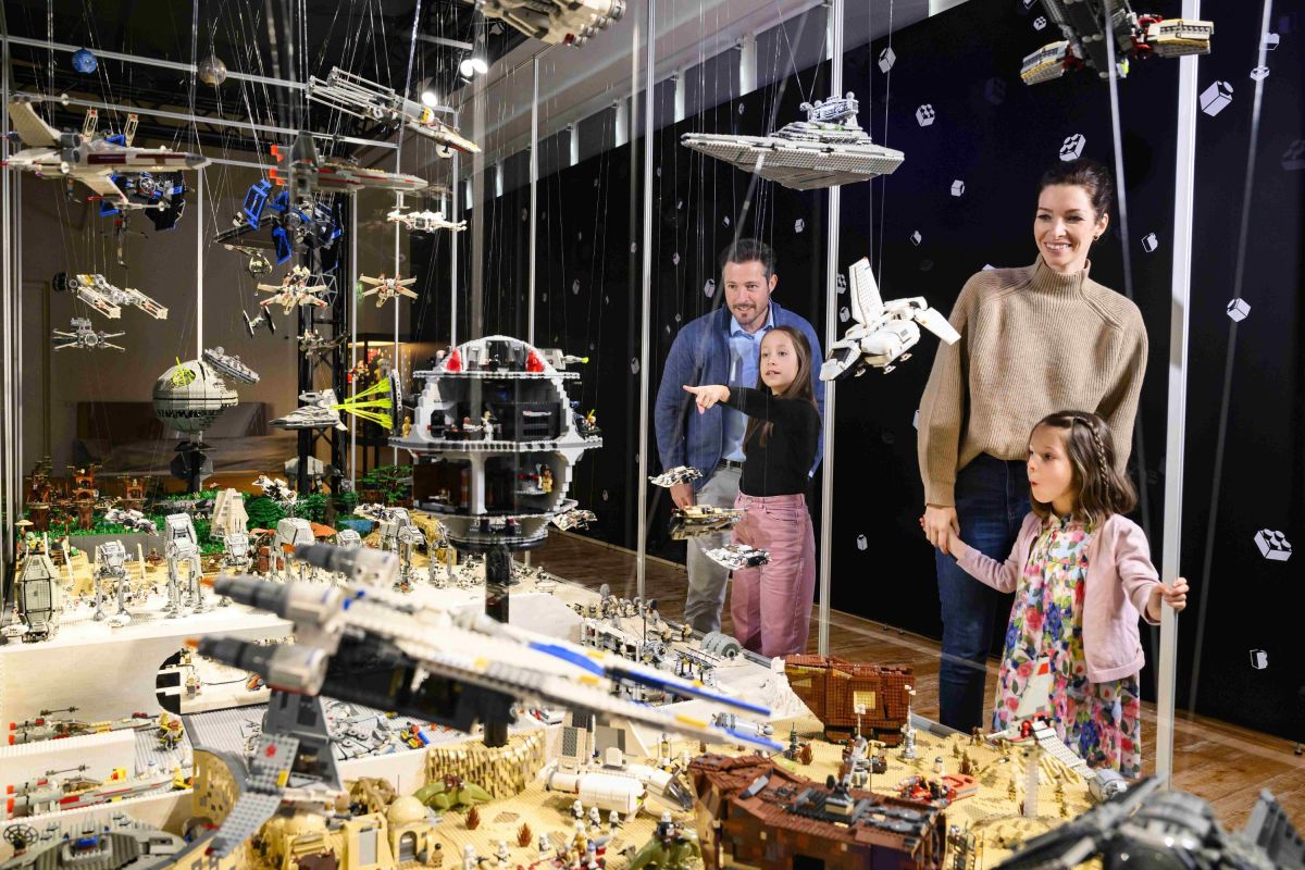 Familie in der FLASHBACK-Ausstellung in Kloster Eberbach (© Sven Moschitz)