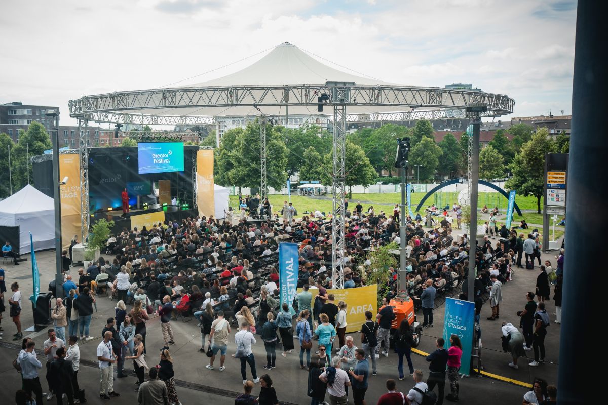 Beate Glöser beim Greator Festival auf der Bühne (© Beate Glöser)