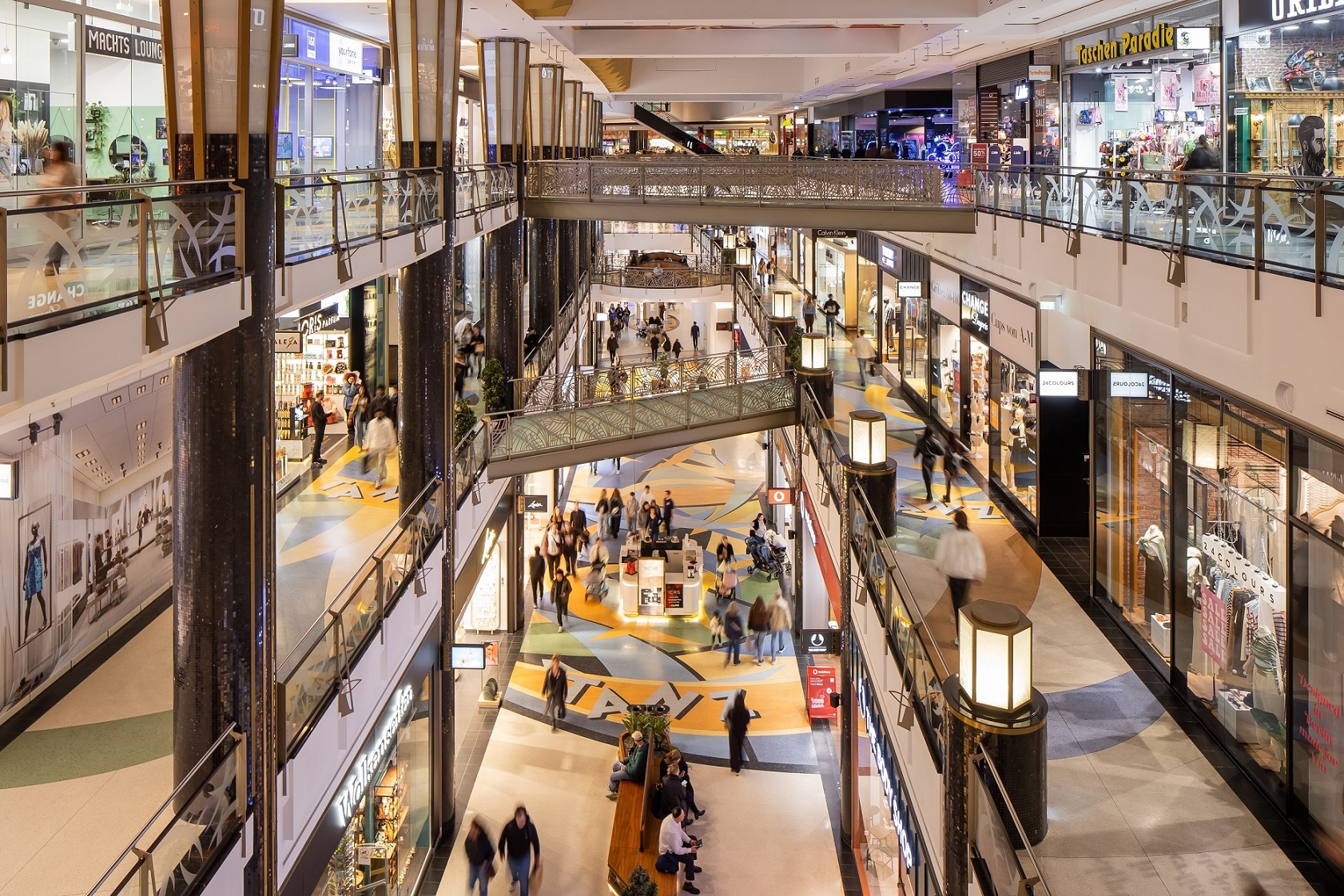 Am 11. Dezember hat Bershka nach umfangreichem Umbau wieder seine Türen im ALEXA geöffnet (Bildquelle: Sonae Sierra)