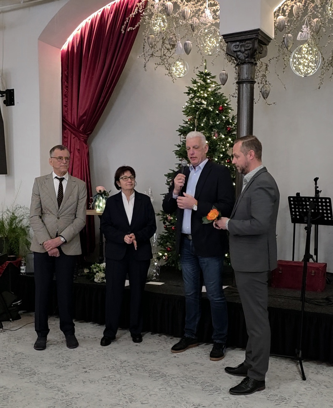 Aufsichtsrat M. Lindner (l.) u. Vorstand F. Baer (2.l.r.) verabschieden Beate Burtchen