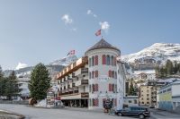 Außenansicht des Turmhotel Victoria im Winter