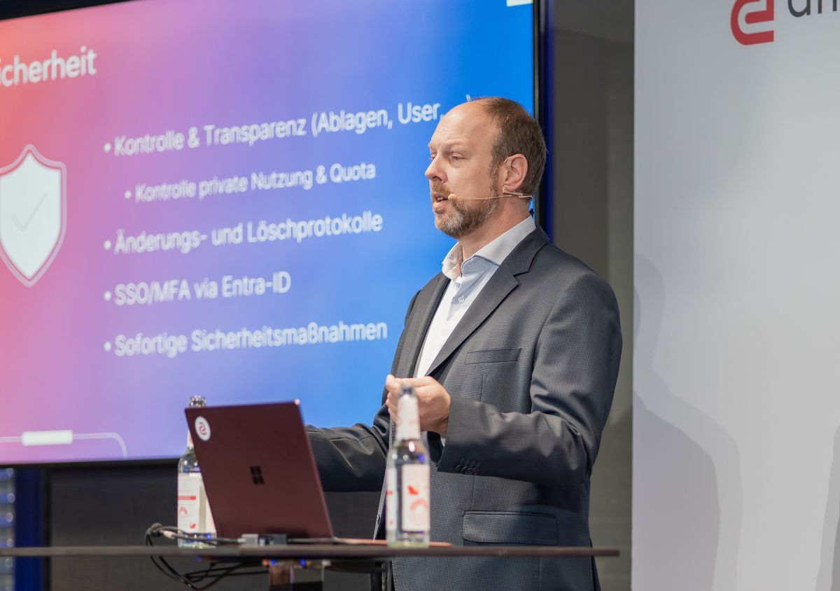 Jens Büscher, CEO Amagno, spricht auf dem Kundenevent Amagno.Connect im November 2025 in Frankfurt / (© Amagno)