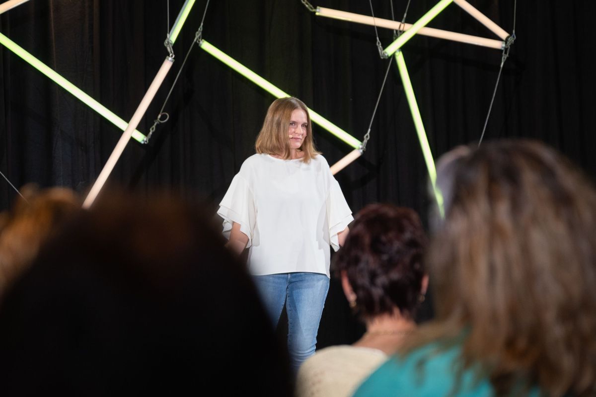 Lena Lüder hält eine  Keynote über Vereinbarkeit & Mental Load (© Timo Dietz)