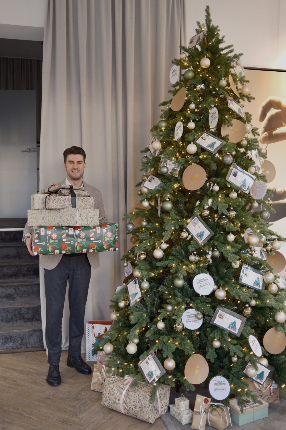 Tim Kersting mit großem Wunschbaum im Shop von Kersting Immobilien in Krefeld (Die Bildrechte liegen bei dem Verfasser der Mitteilung.)