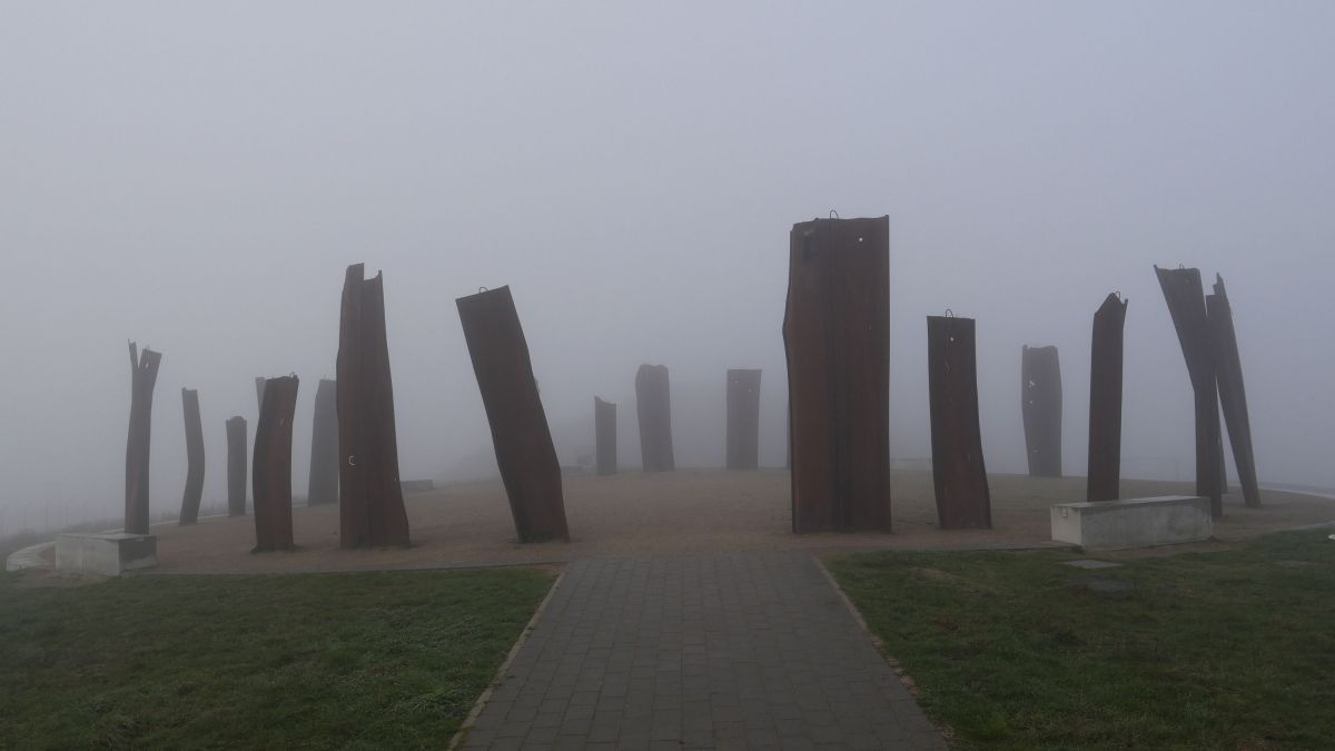 Die Kunstinstallation Metalhenge in Bremen (© Rainer Höing)