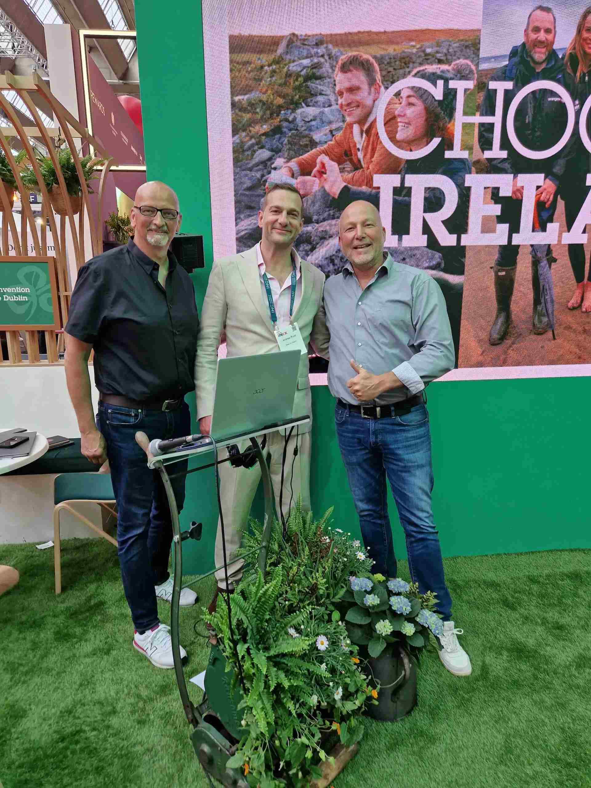 Das Team von Finnegan Events mit dem irischen Star-Koch Andrew Rudd während der IMEX 2025