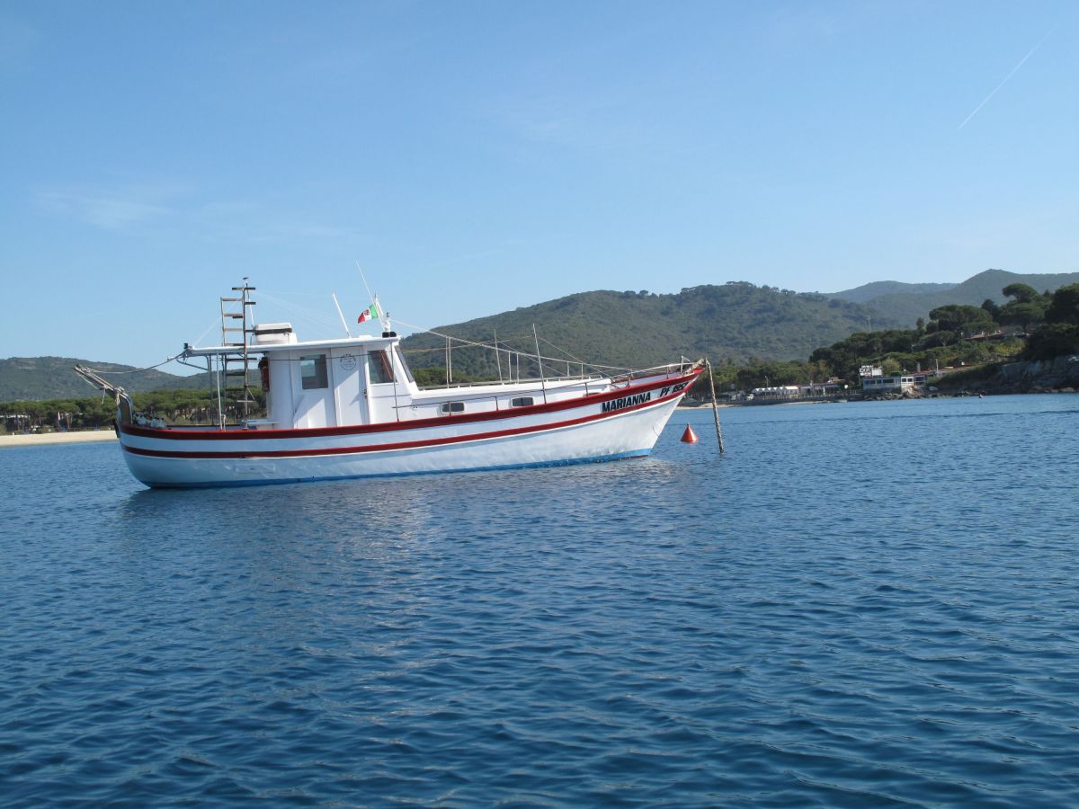 Unser Tauchschiff Marianna, mit Kompressor zum Füllen der Flaschen. die Ausrüstung kann an Bord gelagert werden (© )