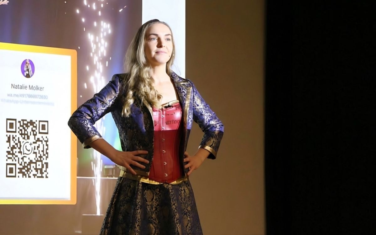 Wonder-Woman-Pose, wie man sich vor dem Start innerlich stärkt (© Foto: Viktor Molker)