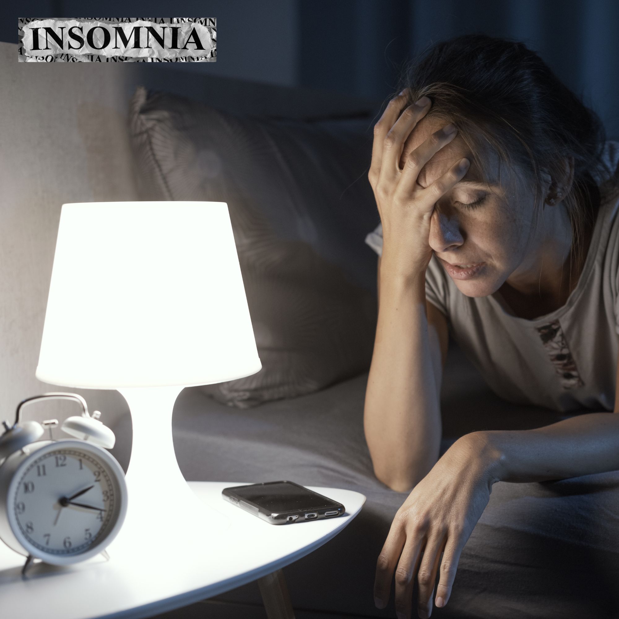 Eine erschöpfte Frau mit Schlafstörungen und kreisenden Gedanken nachts im Bett, die verzweifelt auf den Wecker blickt; symbolisie