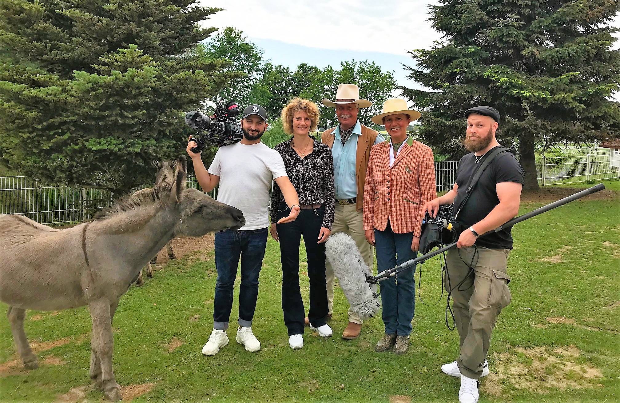 WDR-Autorin Ulrike Brincker (2.v.l.) mit TV-Team bei den"Ballermanns" Annette und AndréEngelhardt (Die Bildrechte liegen bei dem Verfasser der Mitteilung.)