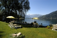 amiamo-Urlaub am Zeller See: eigener Badestrand und roter Ferrari.