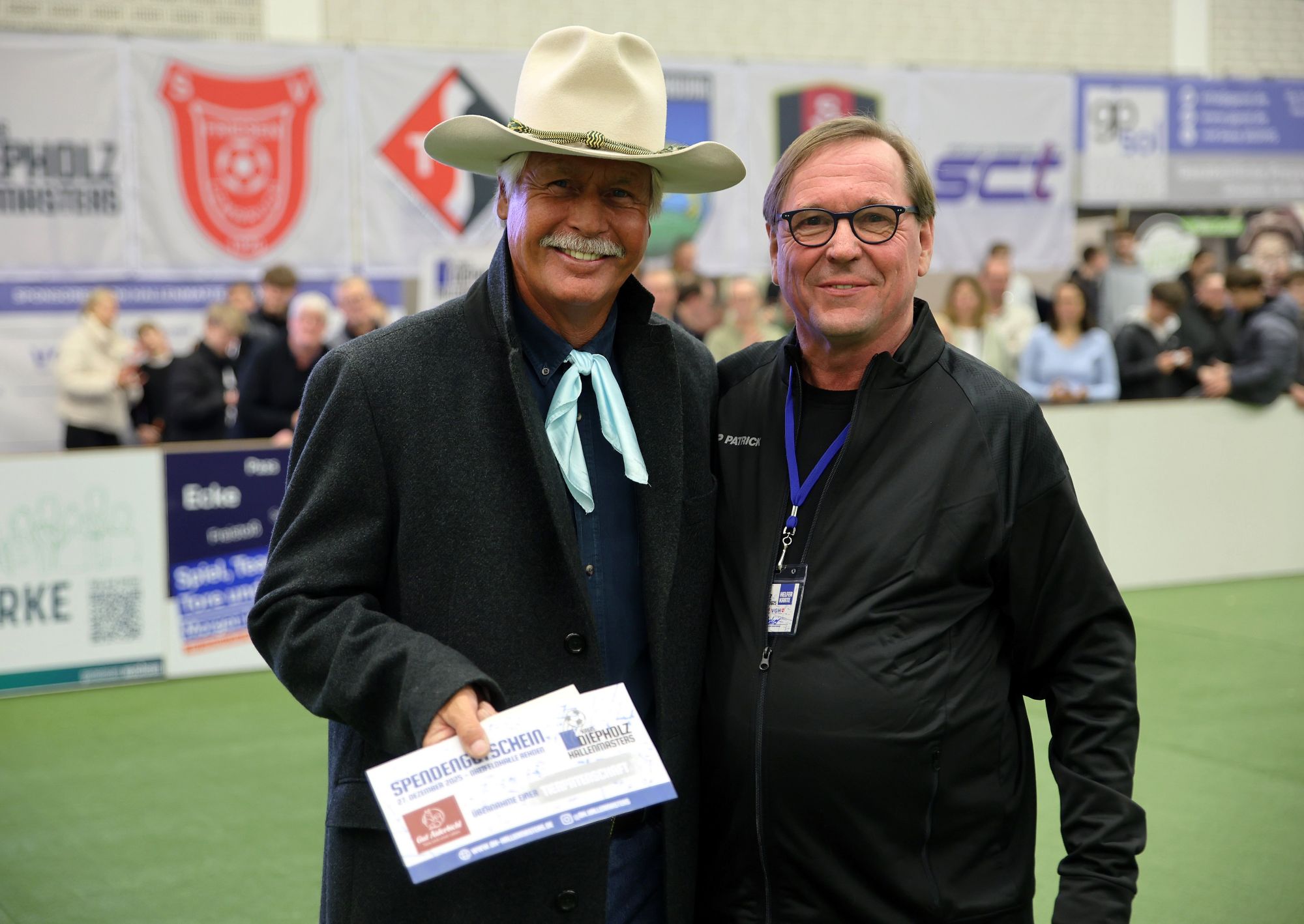 Ein Herz für die geretteten Tiere von Gut Aiderbichl: Klaus Recker u. AndréEngelhardt (Ballermann) (Bildquelle: Kreis Diepholz Hallenmasters)