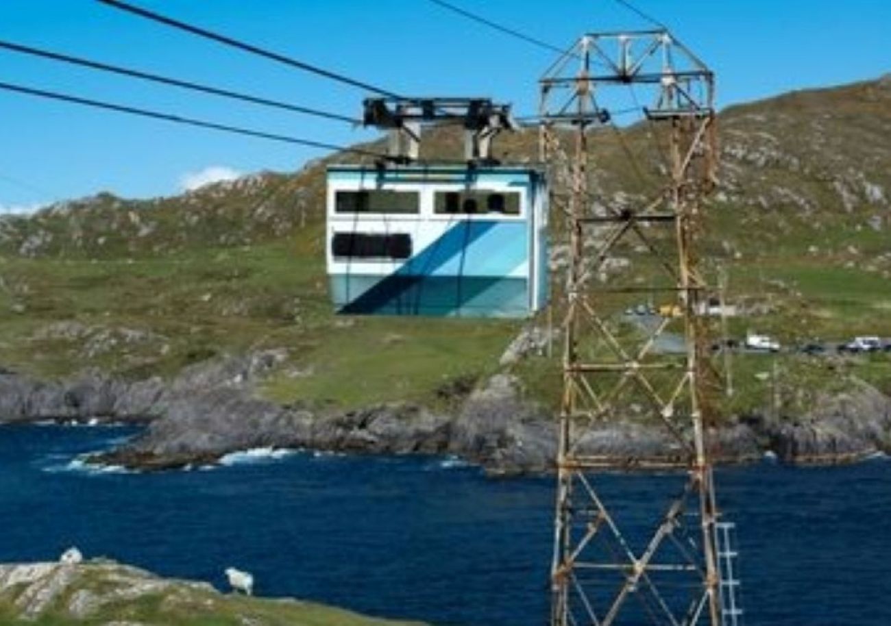 An der Spitze der Halbinsel Beara pendelt Irlands einzige Seilbahn mit nur einer Gondel© Tourism Ireland