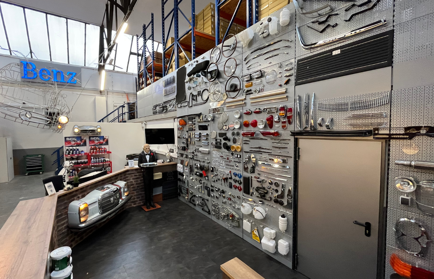 Blick in den Showroom von oldtimer-ersatzteile24.de: Ersatzteile für klassische Fahrzeuge und europäische Youngtimer aus unterschi