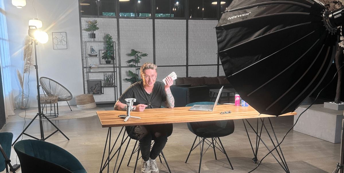 Contentproduktion bei SPARKFUL Media: In einem Studio-Setup entstehen Video- und Social © SPARKFUL Media