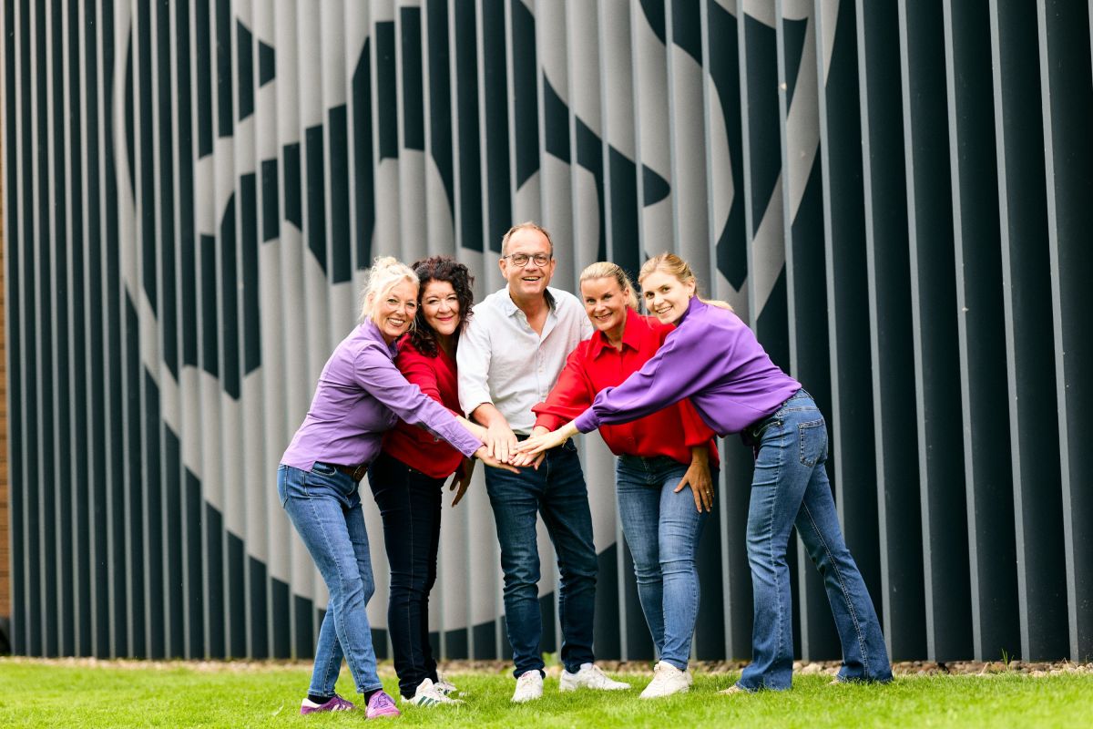 Gruppenfoto der Vereinsgründer und der Geschäftsführung Gebr. Schröder GmbH, Original LÖWE (© Gebr. Schröder GmbH, Original LÖWE)