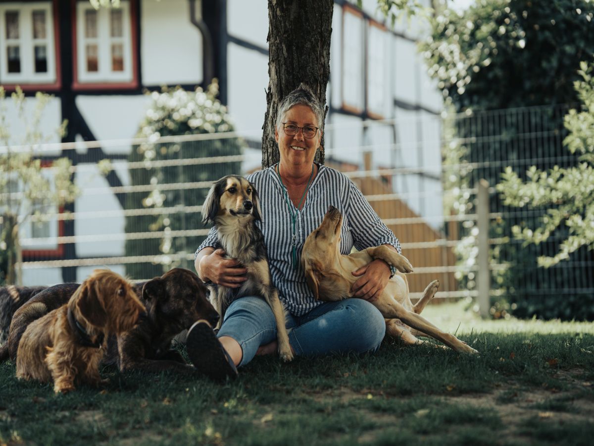Marion Lindhof mit ihren Hunden im Garten