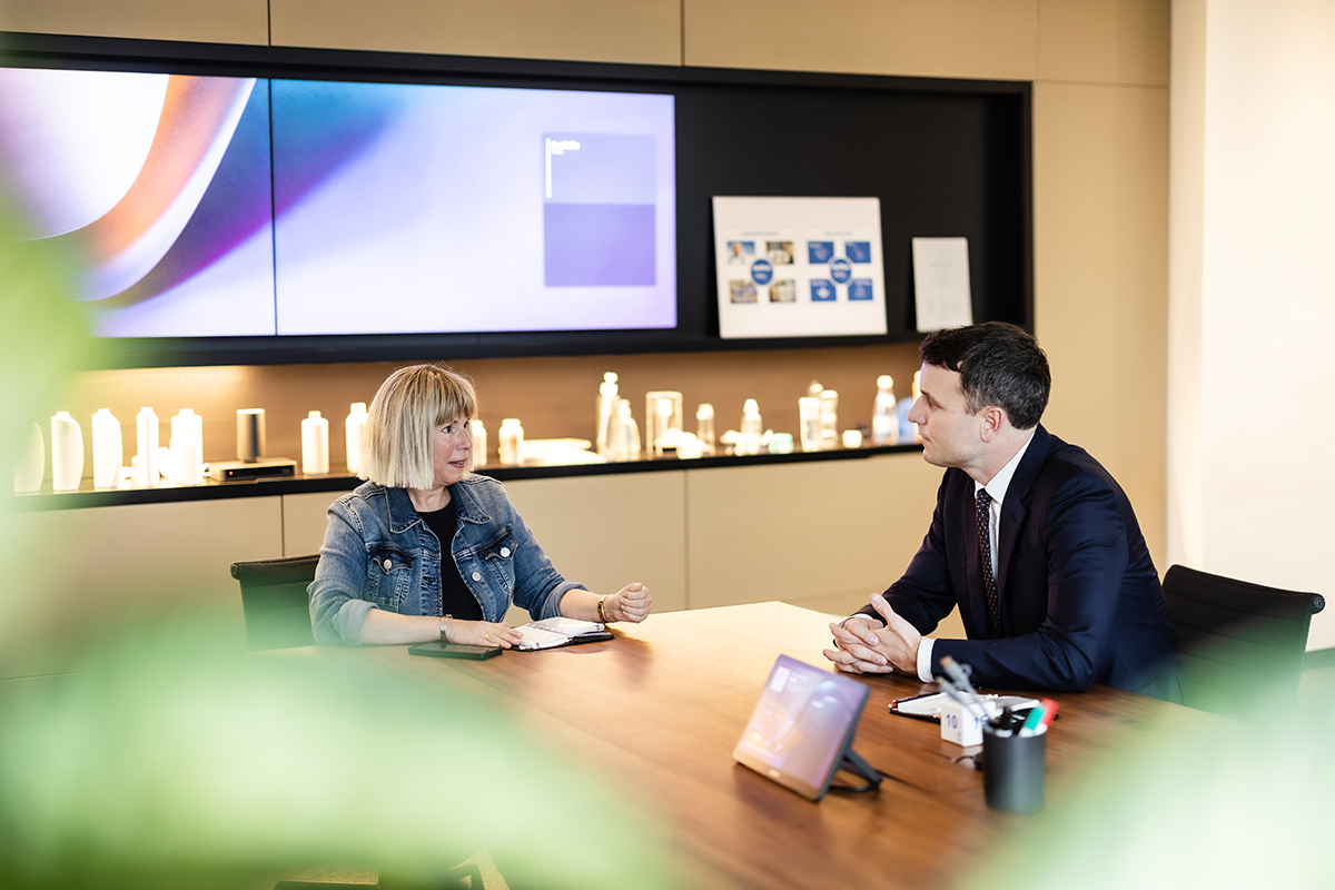 Claudia Wörner, Geschäftsführerin MasterPlanning und Philipp Lehner, CEO ALPLA. (Die Bildrechte liegen bei dem Verfasser der Mitteilung.)