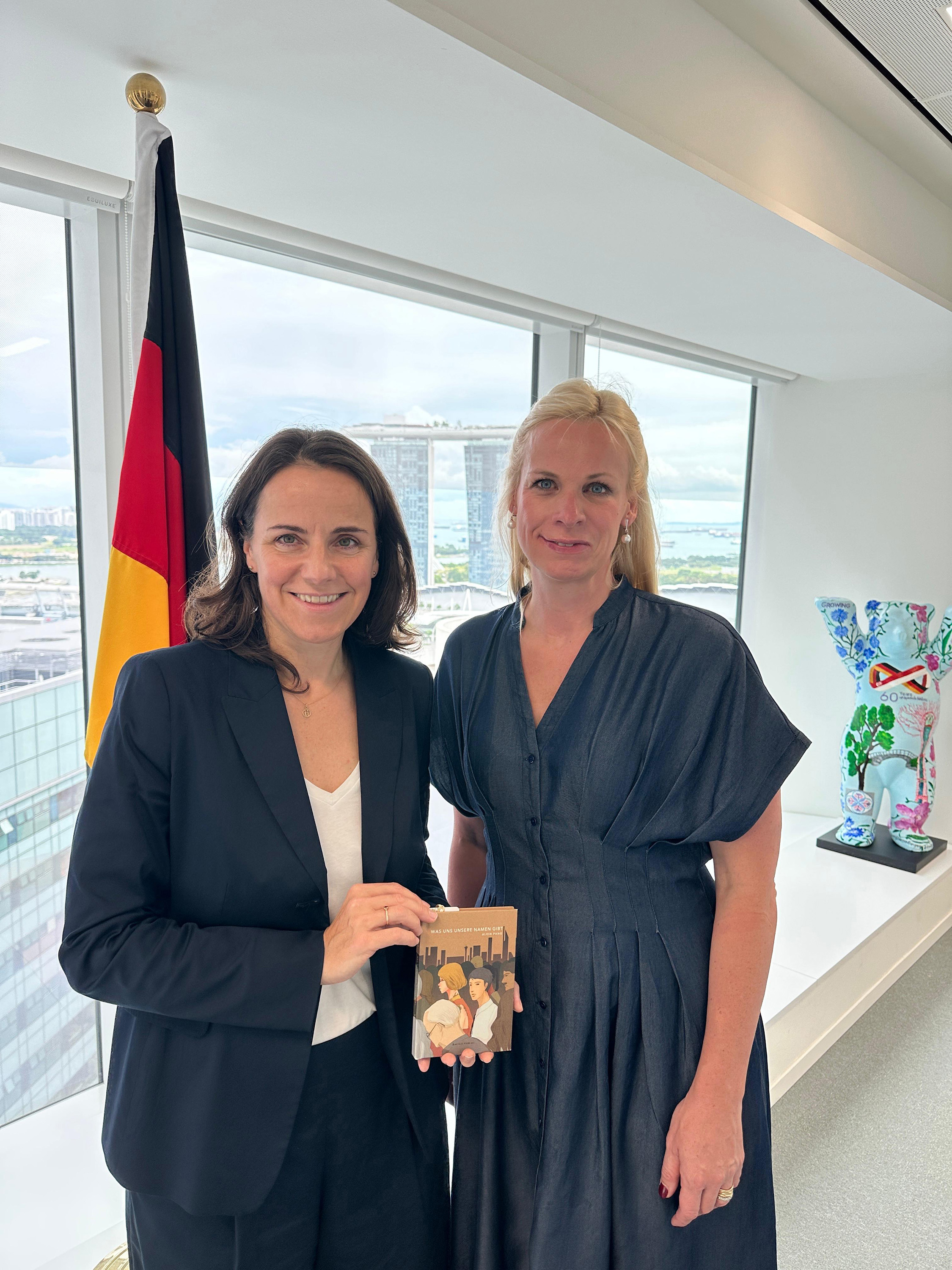 Deutsche Botschafterin Dr. Bettina Fanghänel in Singapur mit Verlegerin Katharina Hallenberger