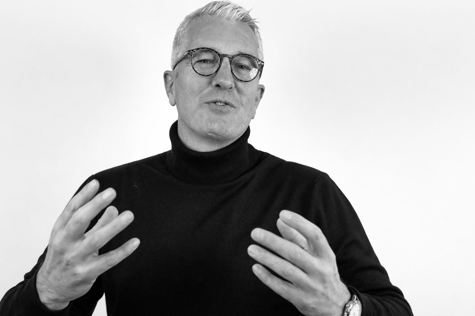 Nils Traummann ist Schlafcoach, Lifestyle-Speaker und Content Creator mit Fokus auf Schlaf.