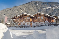 Außenansicht Chalets im Winter (c) Foto Atelier Wolkersdorfer (Zillertaler Hofchalets)