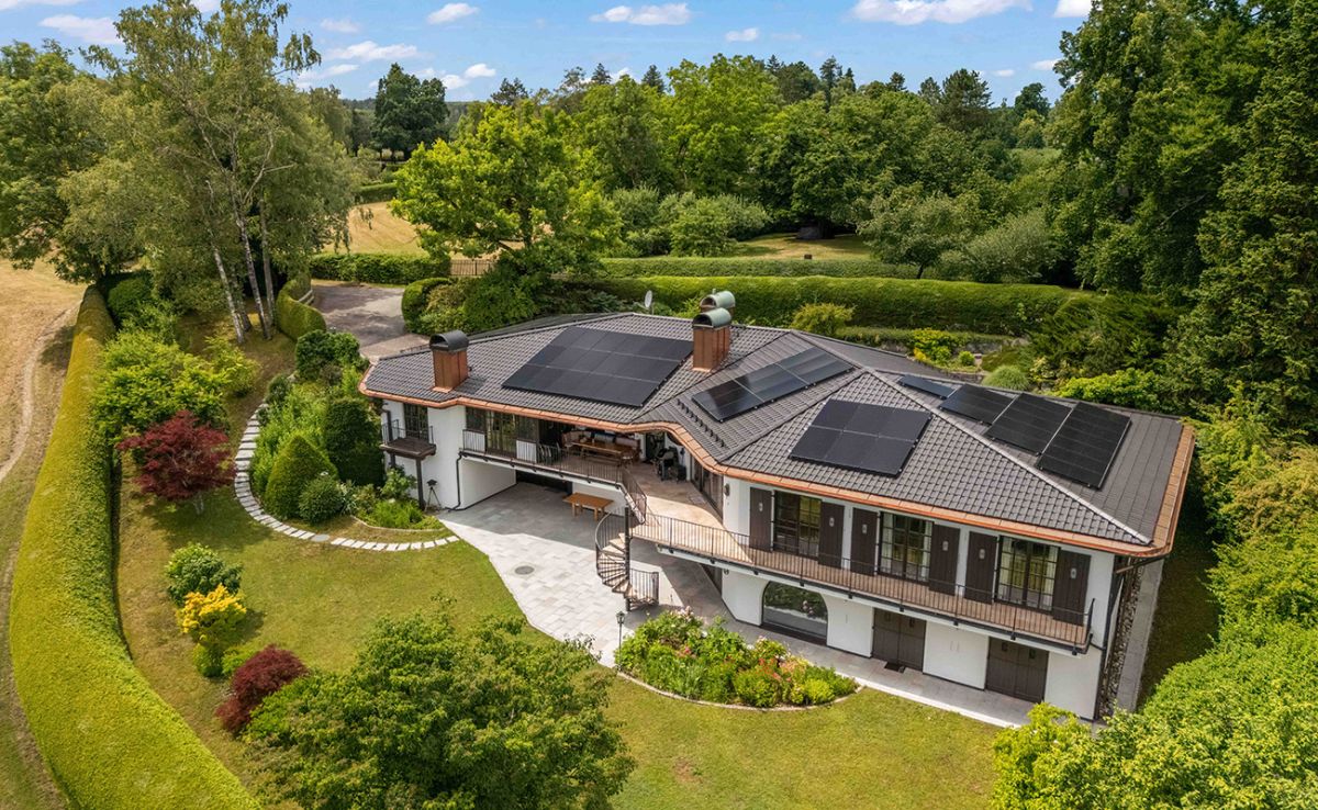 Das fertig sanierte Dach mit den acht Teilflächen und der PV.   (© Foto: ERLUS AG, Fotograf: Bildcraft Media Etienne Hausel. )