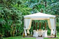 Abendessen im Park des Hotels genießen