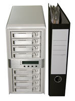 ARC-8040 im Größenvergleich mit einem Aktenordner