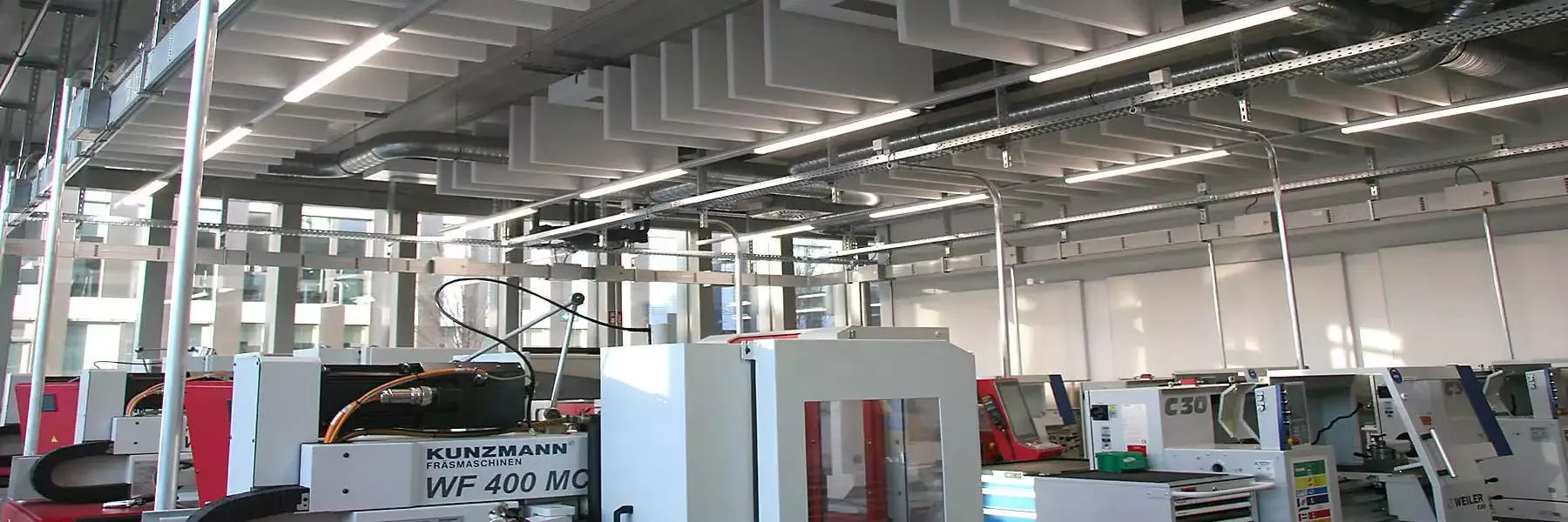 Industrie Schallschutz: Akustik-Baffel Industrieabsorber von raumAKUSTIKS (Bildquelle: @raumAKUSTIKS)