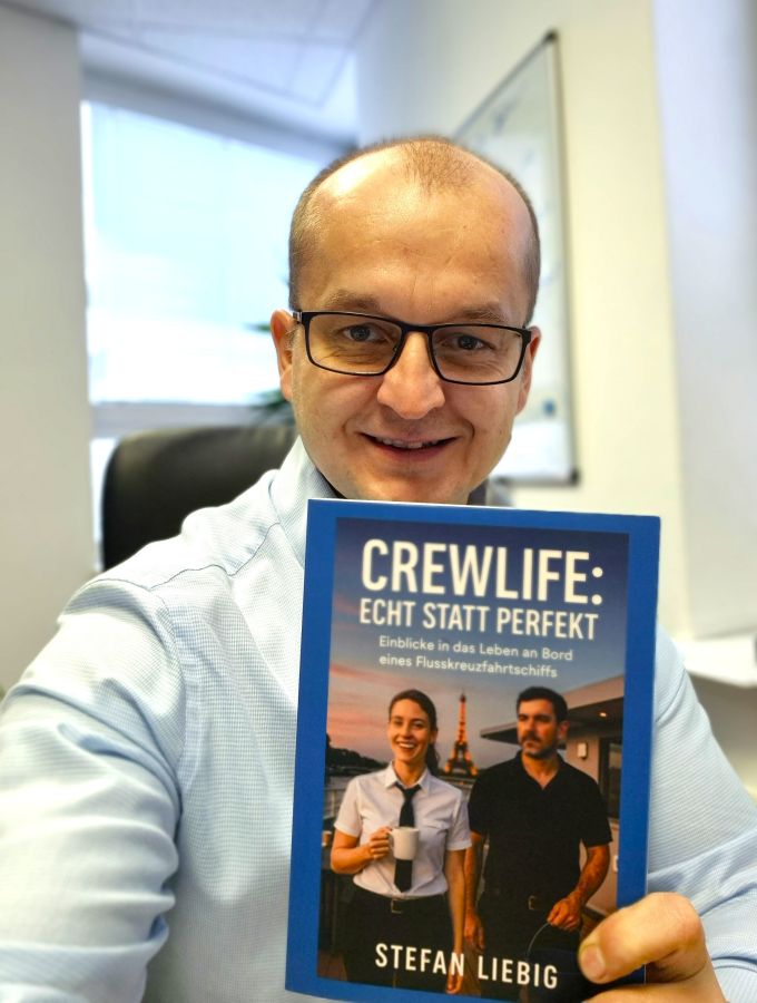 Autor Stefan Liebig mit seinem Buch 