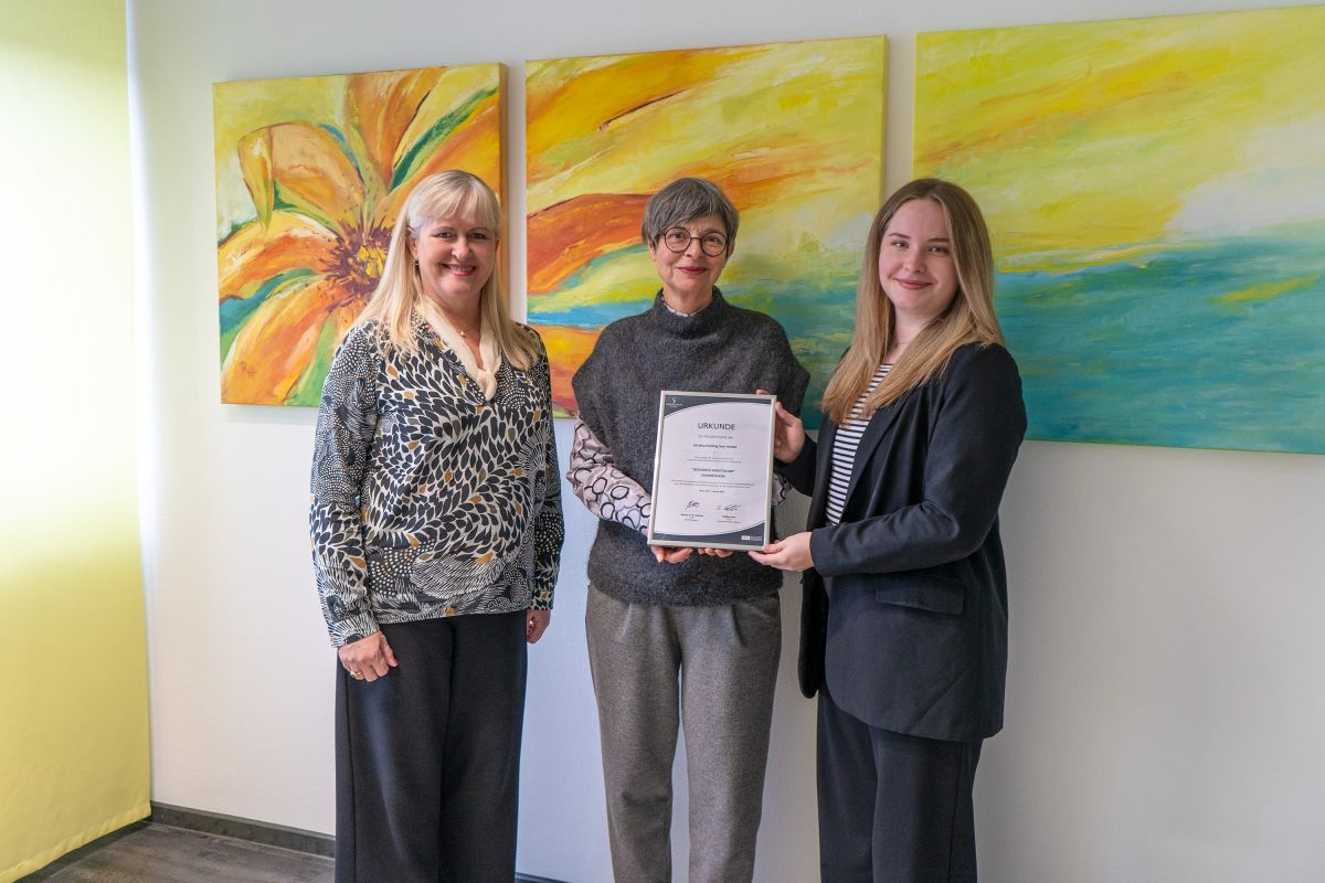 v.l.n.r.:  Linda Budell und Rita Gindorf-Wagner (SHS) und Elisa Walle (EUPD Group) bei der Übergabe (© Strukturholding Saar GmbH )