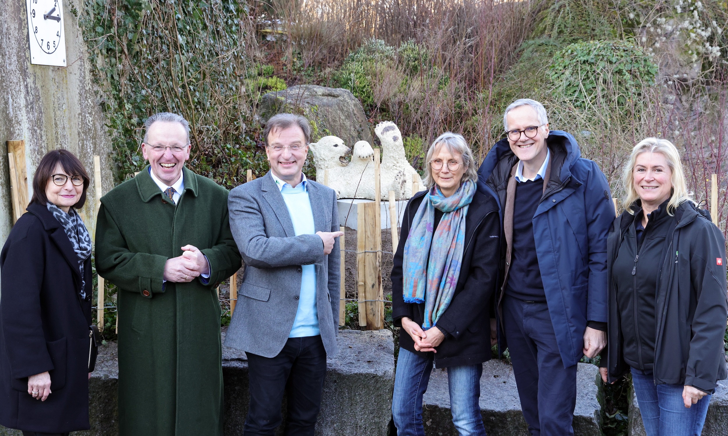 In unmittelbarer Nähe zu seinen lebendigen Artgenossen findet der Keramik-Eisbär„Urs“sein Zuhause (Bildquelle: jogo-foto/Jörg Donecker)