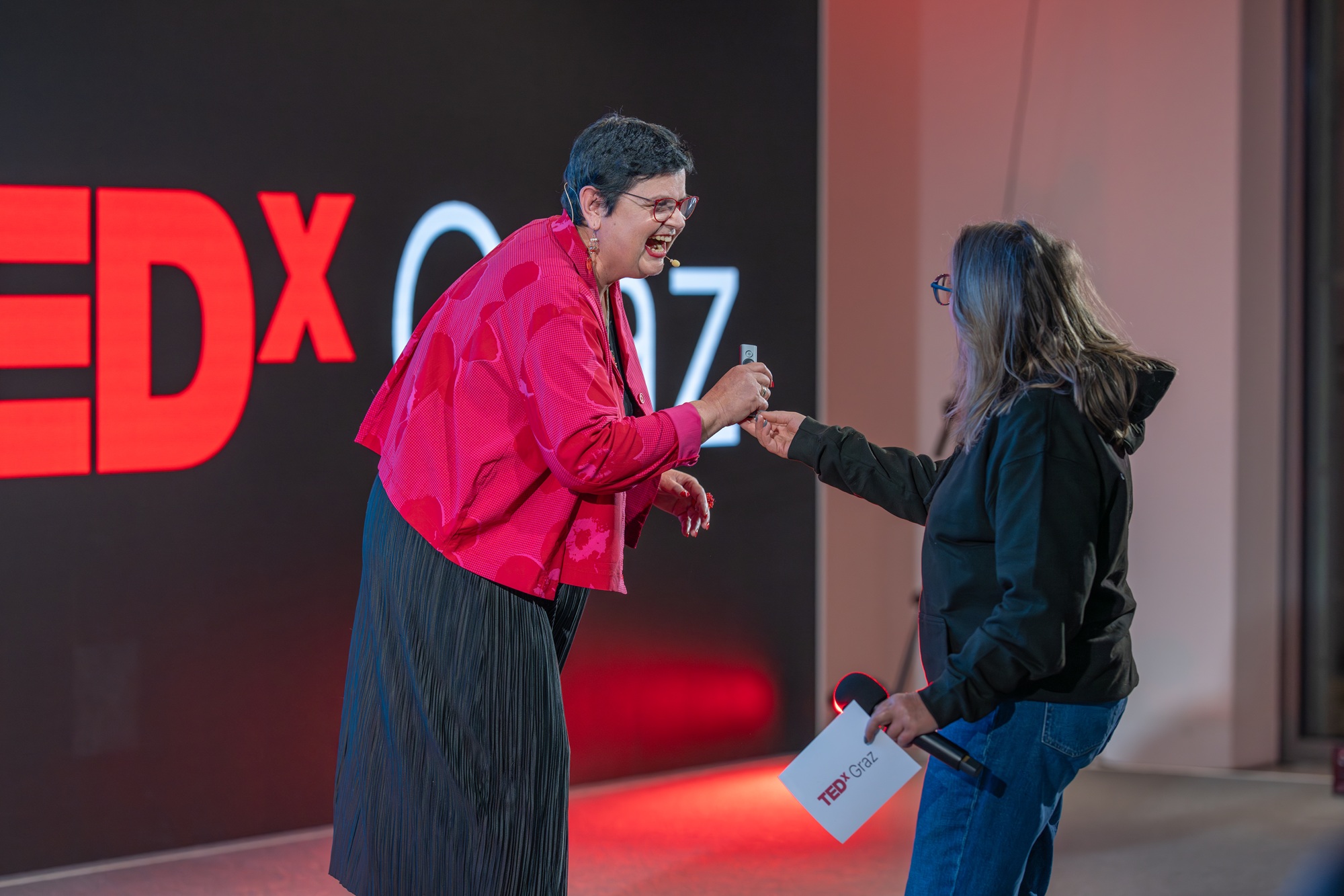 TEDx-Organisatorin Karola Sakotnik gratuliert Mag.a Monika Herbstrith-Lappe (Bildquelle: TEDx Graz, Johannes Pechmann)