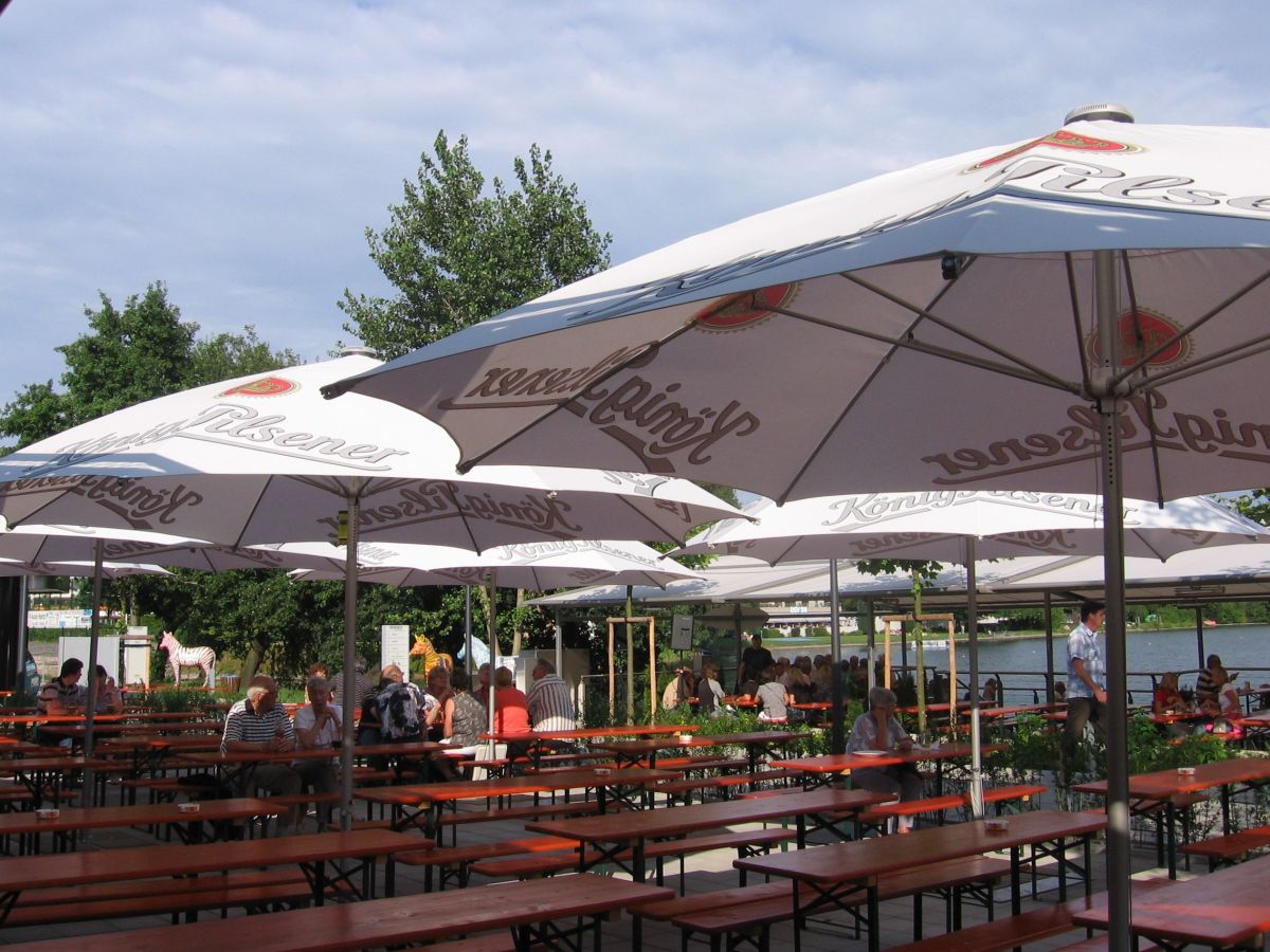 A.M. Sonnenschirme ist auf individuell bedruckte Werbeschirme für Gastro und Gewerbe spezialisiert  (© A.M. Sonnenschirme)