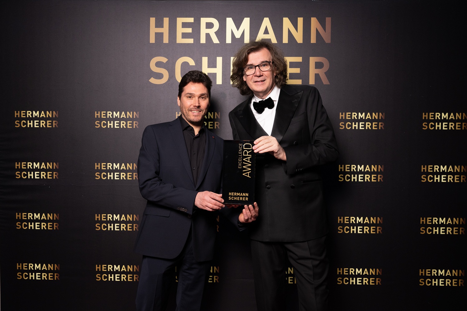Veranstalter Hermann Scherer (re. im Bild)überreicht Prof. Dr. Armin Schachameier den Rednerpreis (Die Bildrechte liegen bei dem Verfasser der Mitteilung.)
