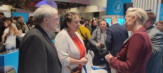 ÖDP-Vorstände Brendle-Behnisch (li) u. Jäkel (m) im Gespräch mit Staatssekretärin Breher