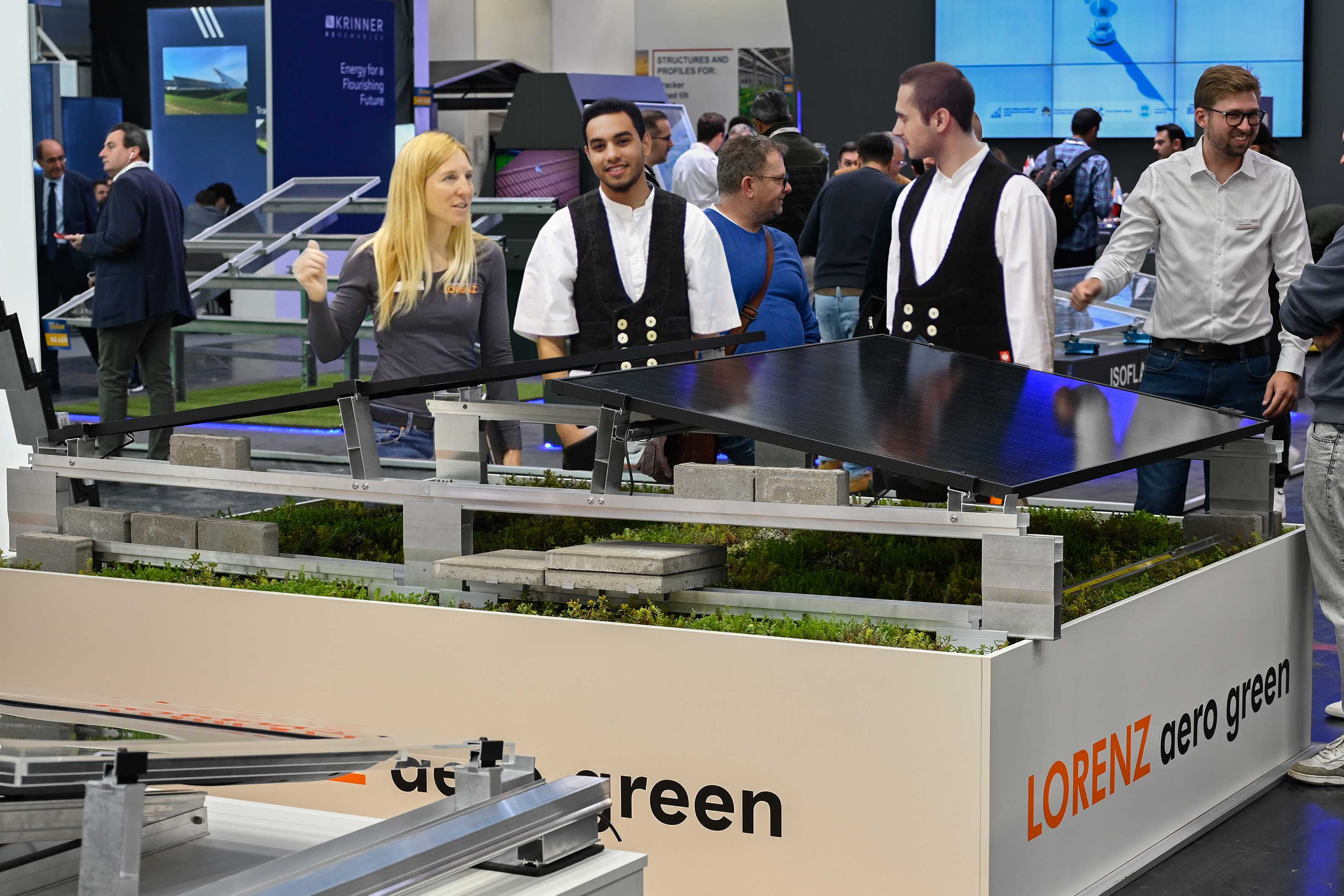 Technik zum Anfassen: Auf der DACH+HOLZ ist das Gründachsystem eines der Exponate auf dem LORENZ-Sta