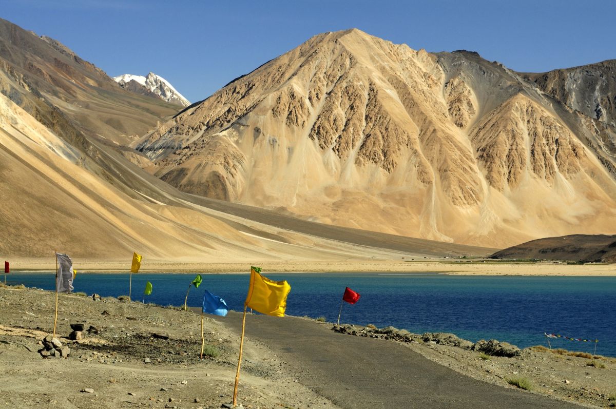Gebetsfahnen am Pangong Lake in Ladakh, einer der berühmtesten Hochgebirgsseen des Himalaja. (© Günter Schiele)