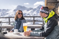 Erholung auf der Hütte (c) Michael Grössinger_Oberösterreich Tourismus_Dachstein Salzkammergut (Vita