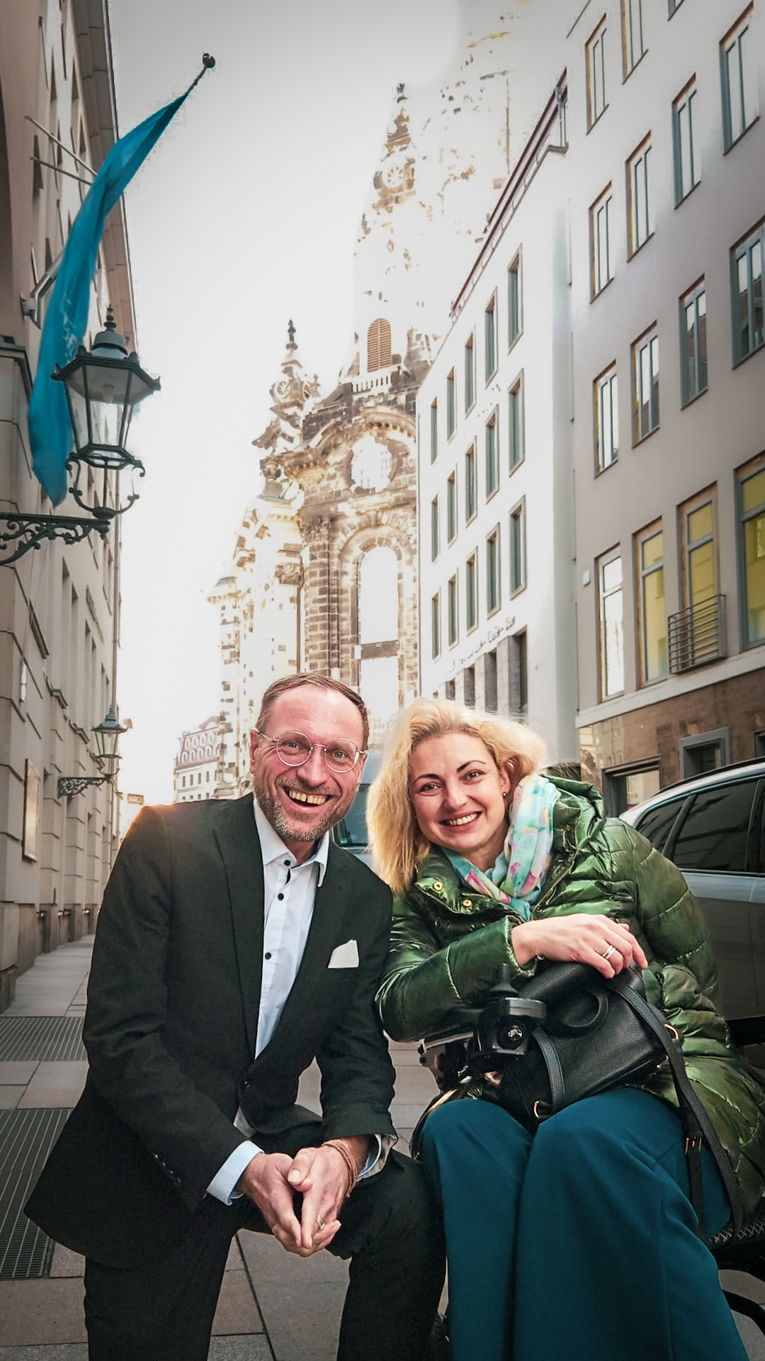 Sascha Ernst Dietrich im Gespräch mit einer Konferenzteilnehmerin im Hilton-Hotel Dresden (Die Bildrechte liegen bei dem Verfasser der Mitteilung.)