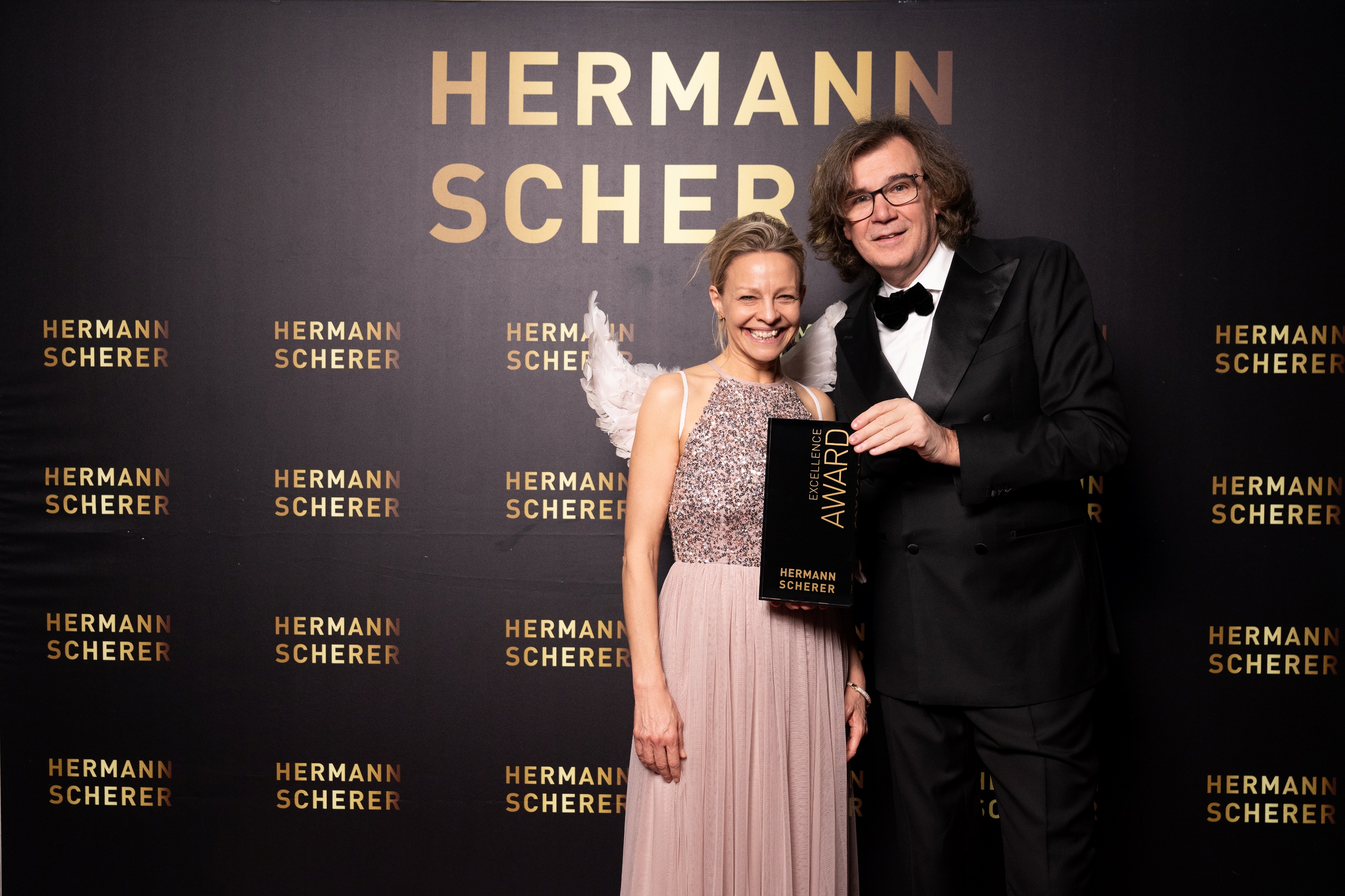 Mag. Elisabeth Hampel nimmt den Excellence Award am internationalen Speaker-Slam entgegen