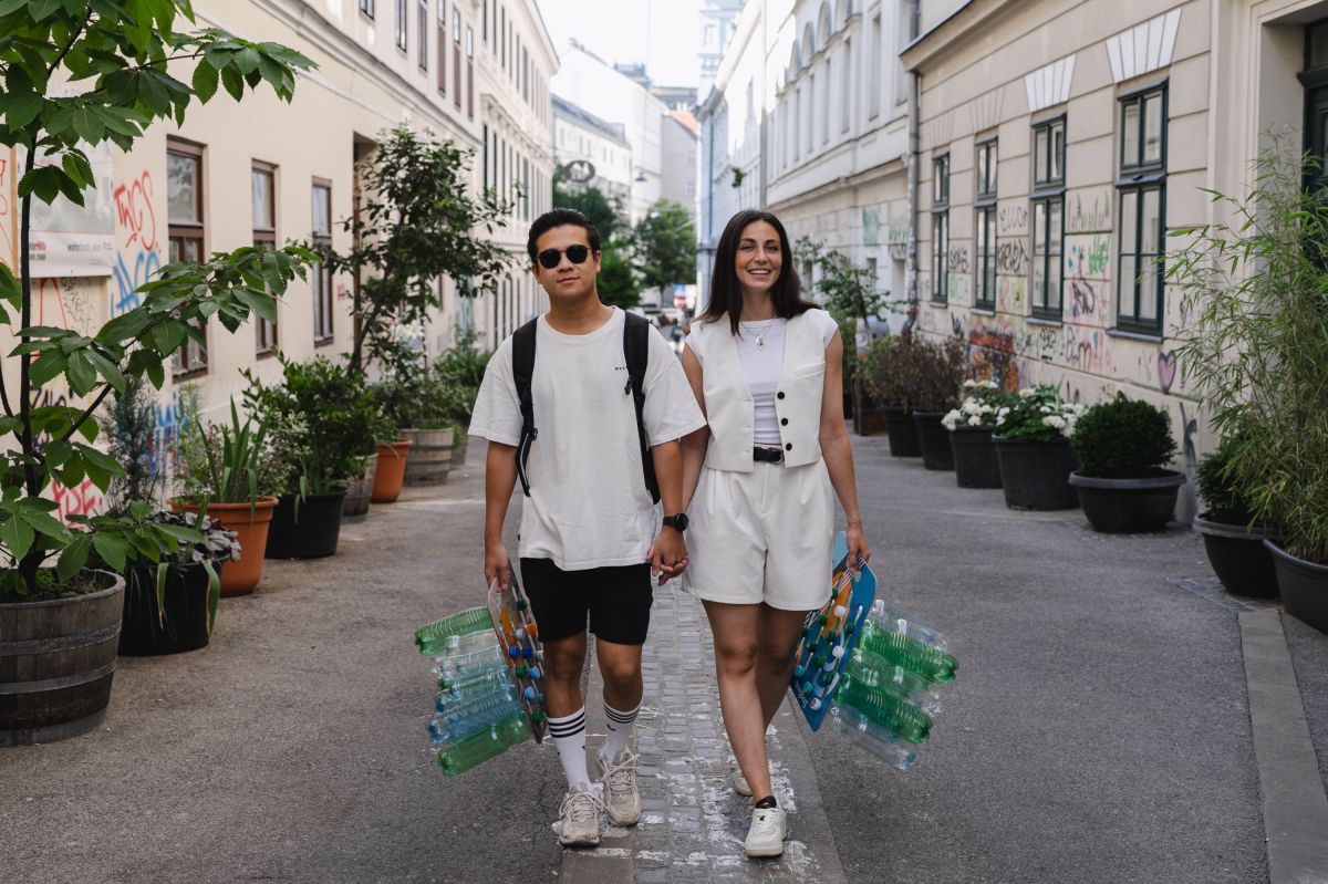 Mit dem bringbag® PET-Flaschen und Getränkedosen platzsparend sammeln und transportieren. (© 0916 Werbeagentur)